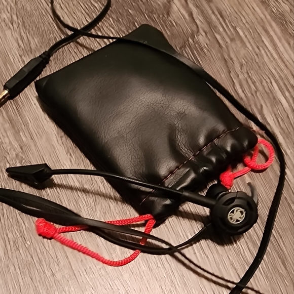 NWOT Headset/ Wired Ear Buds with Microphone - Picture 4 of 6